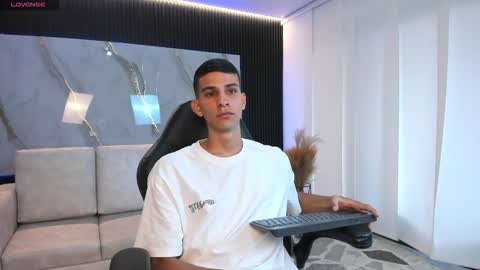 Snapshot of aaron_whitee chatting on 03/05/26, 10:06 Aaron online show from 03/05/26, 10:06