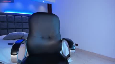 Snapshot of aaron_whitee chatting on 03/18/26, 08:12 Aaron online show from 03/18/26, 08:12