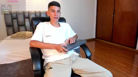 Snapshot of aaron_whitee chatting on 03/20/26, 08:14 Aaron online show from 03/20/26, 08:14