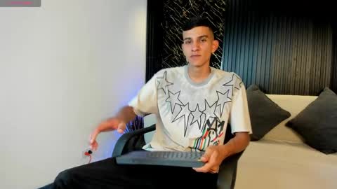 Snapshot of aaron_whitee chatting on 04/01/26, 08:06 Aaron online show from 04/01/26, 08:06