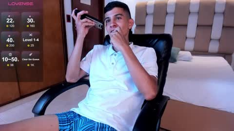 Snapshot of aaron_whitee chatting on 04/03/26, 07:56 Aaron online show from 04/03/26, 07:56