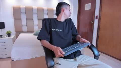 Snapshot of aaron_whitee chatting on 04/11/26, 08:02 Aaron online show from 04/11/26, 08:02