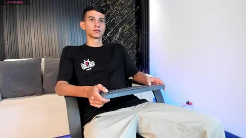 Snapshot of aaron_whitee chatting on 04/12/26, 01:27 Aaron online show from 04/12/26, 01:27