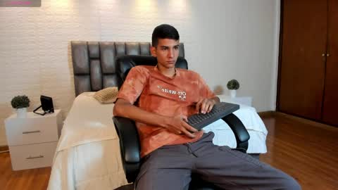 Snapshot of aaron_whitee chatting on 04/13/26, 09:09 Aaron online show from 04/13/26, 09:09