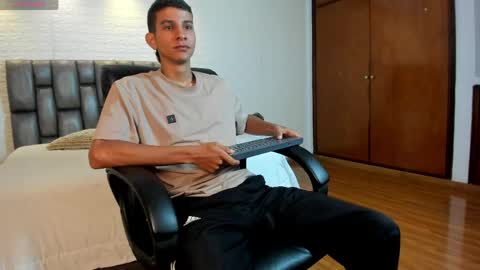 Snapshot of aaron_whitee chatting on 04/14/26, 08:37 Aaron online show from 04/14/26, 08:37