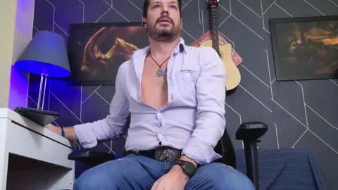 Snapshot of aaronbomer chatting on 11/17/25, 04:18 Aaron online show from 11/17/25, 04:18