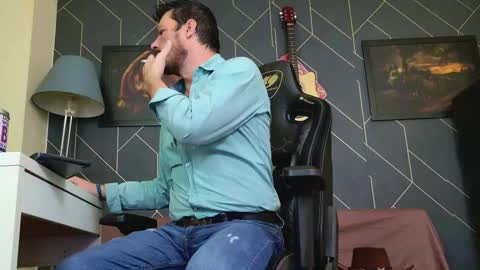 Snapshot of aaronbomer chatting on 12/03/25, 08:00 Aaron online show from 12/03/25, 08:00