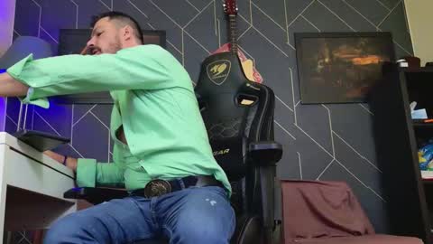 Snapshot of aaronbomer chatting on 12/05/25, 05:49 Aaron online show from 12/05/25, 05:49