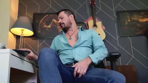 Snapshot of aaronbomer chatting on 12/18/25, 07:03 Aaron online show from 12/18/25, 07:03