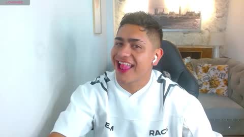 Snapshot of aaronn_12 chatting on 09/12/25, 12:05 Aaron online show from 09/12/25, 12:05