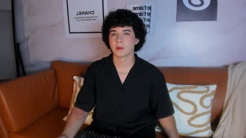 Snapshot of aaroooonn chatting on 02/25/25, 11:41 Aroon online show from 02/25/25, 11:41