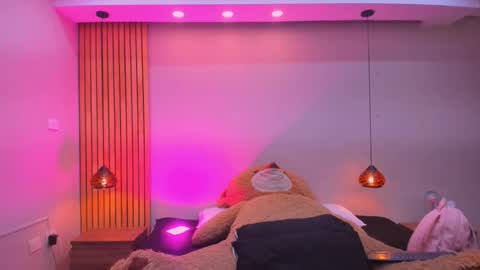 Abbie Edmond  online show from 12/17/25, 03:45