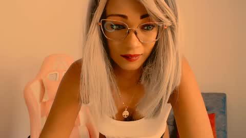 Snapshot of abby_liu chatting on 01/16/25, 06:48 May Imstagram online show from 01/16/25, 06:48