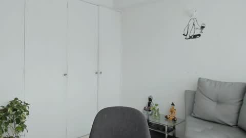 Snapshot of abbyada chatting on 04/10/26, 04:44 Laura online show from 04/10/26, 04:44