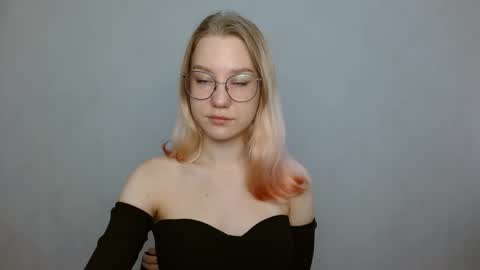 Snapshot of abbymoore__ chatting on 01/14/25, 08:31 Abby Lovense is active online show from 01/14/25, 08:31