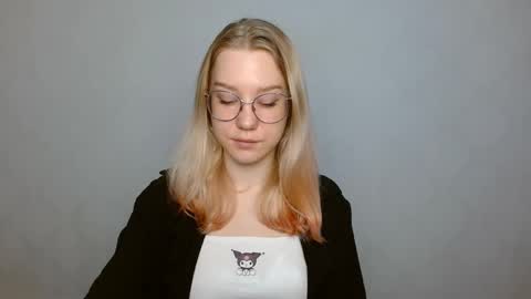 Snapshot of abbymoore__ chatting on 01/21/25, 10:19 Abby Lovense is active online show from 01/21/25, 10:19