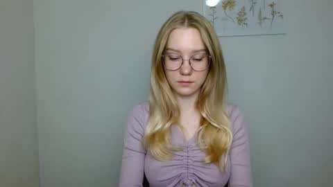 Snapshot of abbymoore__ chatting on 09/27/25, 10:42 Abby Lovense is active online show from 09/27/25, 10:42