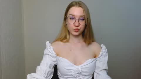 Abby Lovense is active online show from 02/21/26, 03:02