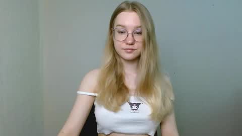 Snapshot of abbymoore__ chatting on 03/31/26, 10:48 Abby Lovense is active online show from 03/31/26, 10:48