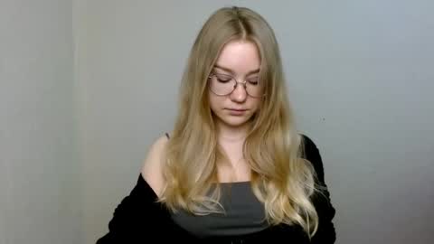 Abby Lovense is active online show from 05/01/26, 12:21