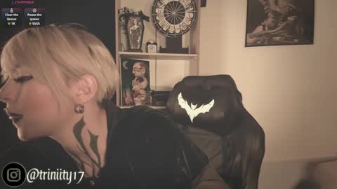 Snapshot of abril__colen chatting on 12/13/24, 03:54 April online show from 12/13/24, 03:54