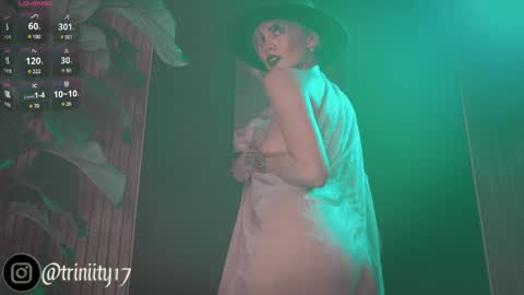 Snapshot of abril__colen chatting on 12/30/24, 12:22 April online show from 12/30/24, 12:22