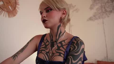 Snapshot of abril__colen chatting on 10/12/25, 10:58 April online show from 10/12/25, 10:58