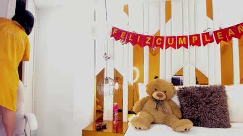 Snapshot of abril_cooper11 chatting on 11/14/25, 09:35 abril_cooper11 online show from 11/14/25, 09:35