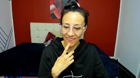 Snapshot of abrillee1 chatting on 01/12/25, 10:02 ABRIL online show from 01/12/25, 10:02