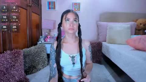 Snapshot of abrilrussell_ chatting on 02/13/25, 05:48 Abril online show from 02/13/25, 05:48