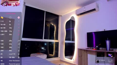 Snapshot of abrilstivenson_ chatting on 01/26/25, 01:52 itis S O F I A online show from 01/26/25, 01:52