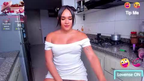 Snapshot of abrilstivenson_ chatting on 09/08/25, 06:51 itis S O F I A online show from 09/08/25, 06:51