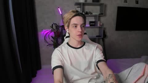 Snapshot of abslut chatting on 03/06/26, 01:18 Nick online show from 03/06/26, 01:18