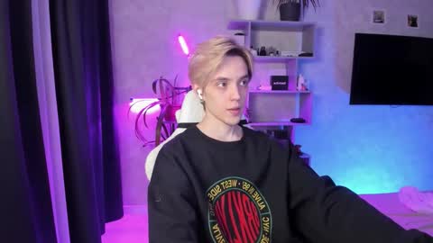 Snapshot of abslut chatting on 03/09/26, 01:59 Nick online show from 03/09/26, 01:59