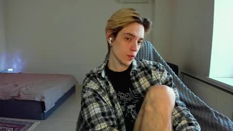 Snapshot of abslut chatting on 04/16/26, 05:52 Nick online show from 04/16/26, 05:52