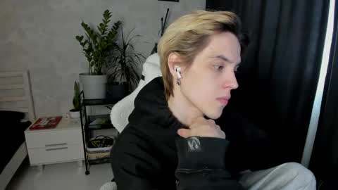 Snapshot of abslut chatting on 04/21/26, 08:53 Nick online show from 04/21/26, 08:53