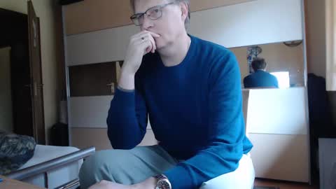 Snapshot of ach471 chatting on 12/09/24, 10:00 ach471 online show from 12/09/24, 10:00