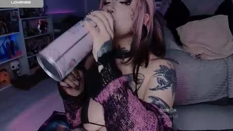 Snapshot of aciddroll chatting on 10/12/25, 08:41 Acid or Iya vacation November 19 to November 26 online show from 10/12/25, 08:41