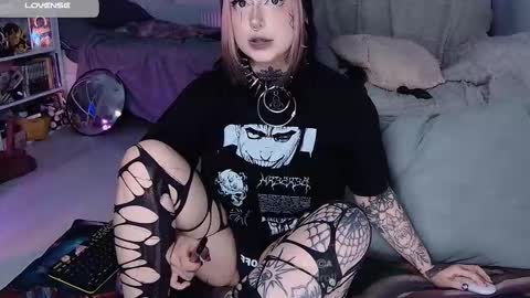 Snapshot of aciddroll chatting on 10/18/25, 09:15 Acid or Iya vacation November 19 to November 26 online show from 10/18/25, 09:15