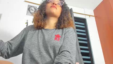 Snapshot of ada_gales_ chatting on 11/05/25, 04:23 Isa online show from 11/05/25, 04:23