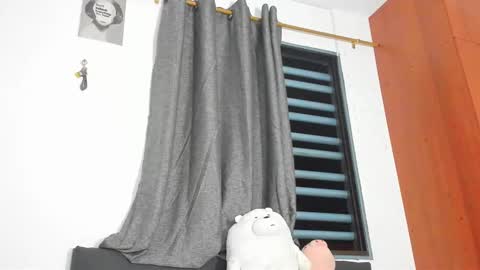 Snapshot of ada_gales_ chatting on 11/08/25, 04:12 Isa online show from 11/08/25, 04:12