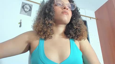 Snapshot of ada_gales_ chatting on 11/19/25, 04:23 Isa online show from 11/19/25, 04:23