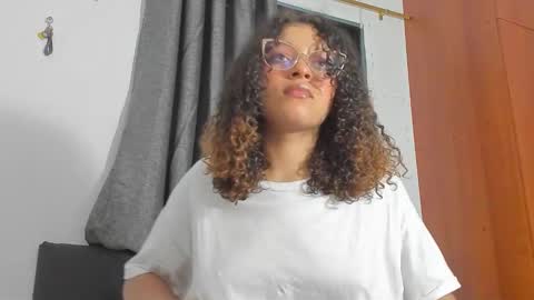 Snapshot of ada_gales_ chatting on 11/21/25, 04:55 Isa online show from 11/21/25, 04:55