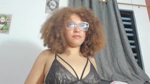 Snapshot of ada_gales_ chatting on 12/19/25, 05:25 Isa online show from 12/19/25, 05:25