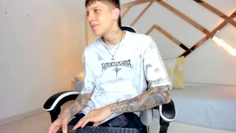 Snapshot of adam_hard_ chatting on 09/16/25, 07:15 Adam online show from 09/16/25, 07:15