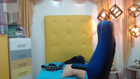 Snapshot of adamcoox chatting on 01/23/25, 05:24 Adam online show from 01/23/25, 05:24