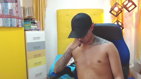 Snapshot of adamcoox chatting on 01/26/25, 12:01 Adam online show from 01/26/25, 12:01