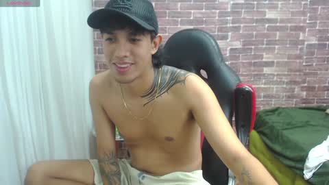 Snapshot of adamcoox chatting on 01/28/25, 08:04 Adam online show from 01/28/25, 08:04