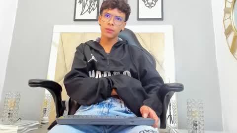 Adams Bobby online show from 11/04/25, 10:58