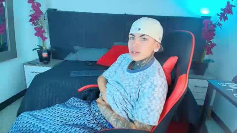 Snapshot of adamswalkerr_ chatting on 02/19/26, 12:01 AdamsWalkerr online show from 02/19/26, 12:01